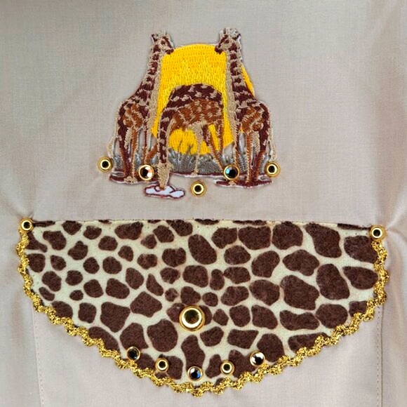 Sue Who? Originals Giraffe Button Down Collared Shirt Size Small - Picture 6 of 9
